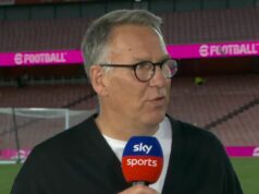 Paul Merson si vyberá hru, v ktorej Arsenal porazí Man City a získa titul v Premier League Paul Merson hovorí do mikrofónu na Emirates Stadium