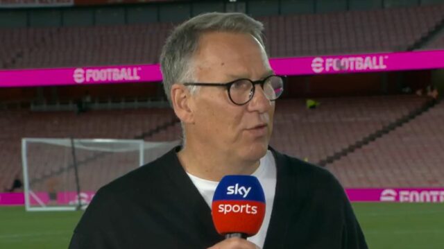 Paul Merson hovorí do mikrofónu na Emirates Stadium