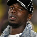 Kobbie Mainoo z Manchestru United prichádza pred zápasom Premier League medzi Chelsea a Manchestrom United na Stamford Bridge