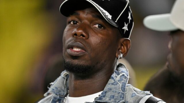 Kobbie Mainoo z Manchestru United prichádza pred zápasom Premier League medzi Chelsea a Manchestrom United na Stamford Bridge