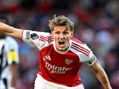 Paul Scholes identifikuje jednu hviezdu, ktorá je „VEĽKÝM PROBLÉMOM“ pre Arsenal, zatiaľ čo Gary Neville menuje jediného hráča Gunners, ktorý má „naťahovačnosť“ Paul Scholes verí, že kapitán Arsenalu Martin Odegaard (na obrázku) je pre nich veľkým problémom