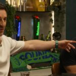 Gary Neville ukazuje na Paula Scholesa