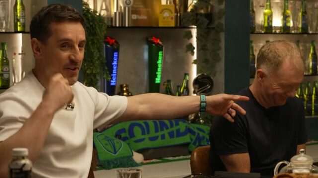 Gary Neville ukazuje na Paula Scholesa 