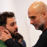 Pep Guardiola, manažér Manchestru City, utešuje Bernarda Silvu