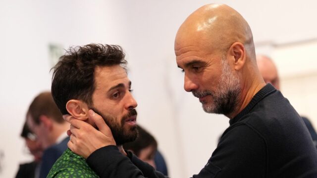   Pep Guardiola, manažér Manchestru City, utešuje Bernarda Silvu