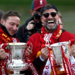 Pep Lijnders, asistent manažéra a Jurgen Klopp, manažér Liverpoolu pózujú s FA Cupom a Carabao Cup Trophy v roku 2022