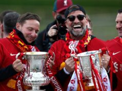 Pep Lijnders po odchode z Liverpoolu a prestupe do Manchestru City porušil sľub Jurgena Kloppa Pep Lijnders, asistent manažéra a Jurgen Klopp, manažér Liverpoolu pózujú s FA Cupom a Carabao Cup Trophy v roku 2022