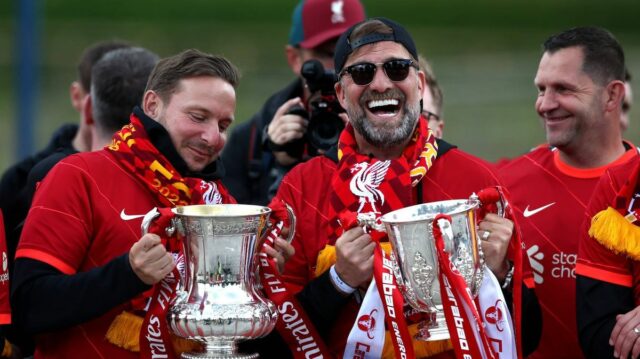 Pep Lijnders, asistent manažéra a Jurgen Klopp, manažér Liverpoolu pózujú s FA Cupom a Carabao Cup Trophy v roku 2022