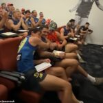 Jamarra Ugle-Hagan (na snímke druhá zľava) vyronila slzu po tom, čo bola informovaná o svojom debute na Gold Coast v súboji Suns AFL proti Hawthorn v Launcestone v deň ANZAC.