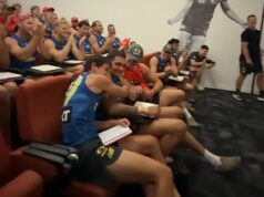 Pešia hviezda s nepokojnou minulosťou sa rozplakala, keď sa AFL dočkala dobrej nálady v roku Jamarra Ugle-Hagan (na snímke druhá zľava) vyronila slzu po tom, čo bola informovaná o svojom debute na Gold Coast v súboji Suns AFL proti Hawthorn v Launcestone v deň ANZAC.