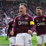Kapitán Hearts Lawrence Shankland vypustil zo seba po rozhodujúcom pokutovom kope všetky surové emócie