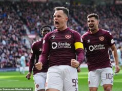Pevnosť Tynecastle hrá svoju úlohu ako Hearts robí ďalší krok k nesmrteľnosti Kapitán Hearts Lawrence Shankland vypustil zo seba po rozhodujúcom pokutovom kope všetky surové emócie