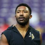 Jonathan Greenard sa zahrieva pred zápasom Minnesota Vikings proti Commanders