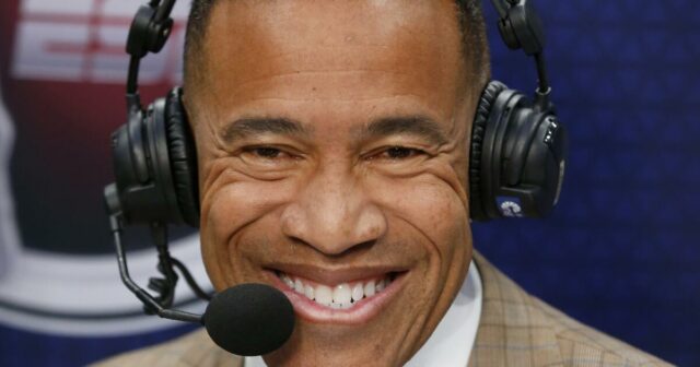 Po 36 rokoch odchádza z ESPN hlásateľ Mark Jones. Po 36 rokoch odchádza z ESPN hlásateľ Mark Jones.