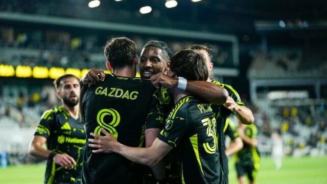 Po meškaní počasia Crew porazila Galaxy o prvé domáce víťazstvo v sezóne
