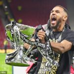 Ayunga oslavuje s trofejou Premier Sports, ku ktorej minulý rok pomohol vypáliť Saints