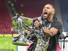 Po nájdení domova v Paisley sa Jonah Ayunga chce opäť stať hrdinom St Mirren’s Hampden. Ayunga oslavuje s trofejou Premier Sports, ku ktorej minulý rok pomohol vypáliť Saints