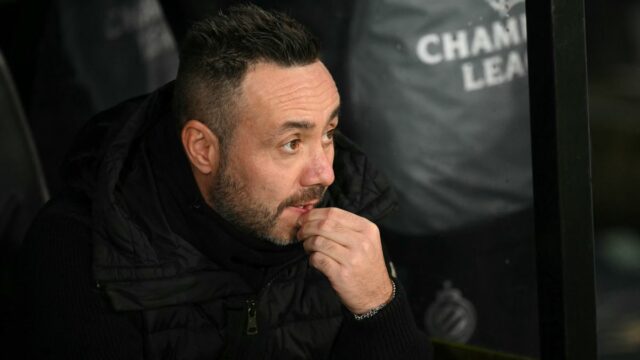 Roberto De Zerbi sa pozerá