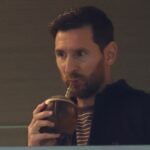 Lionel Messi pije čaj maté na štadiónoch futbalového štadióna