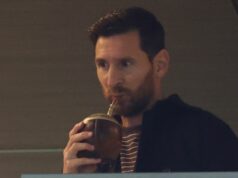 Po rozhodnutí Argentíny bol Lionel Messi „žalovaný za podvod a porušenie zmluvy“. Lionel Messi pije čaj maté na štadiónoch futbalového štadióna