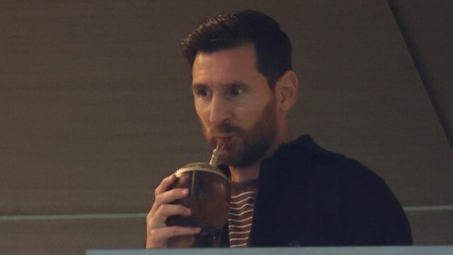Po rozhodnutí Argentíny bol Lionel Messi „žalovaný za podvod a Lionel Messi pije čaj maté na štadiónoch futbalového štadióna