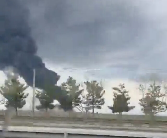 Po štrajku neďaleko letiska nad iránskym Mashhadom stúpa dym
