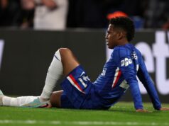 Po zranení Chelsea sa nočná mora ešte zhoršuje, keďže nádeje hviezdy na majstrovstvá sveta vo futbale môžu byť u konca Hviezda Chelsea Estevao leží