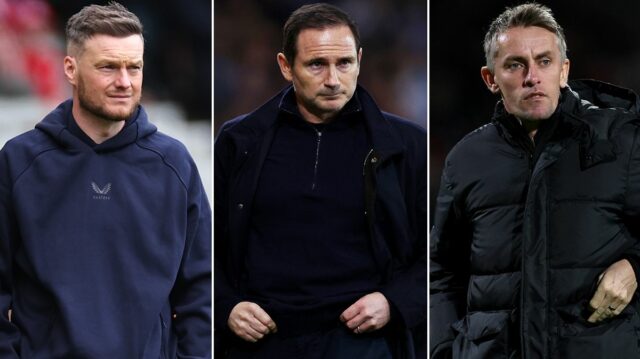 Frank Onyeka, Milan Van Ewijk a Jack Rudoni z Coventry City oslavujú víťazstvo po záverečnom hvizde počas zápasu Sky Bet Championship medzi Coventry City a Derby County v Coventry Building Society Arena v Coventry, Spojené kráľovstvo, 3. apríla 2026. (Foto: Kevin Hodgson/MI News/NurPhoto cez Getty Images)