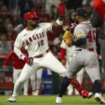 Hviezda Angels Jorge Soler nabil kopu a hádzal päsťou na Reynalda Lopeza z Atlanty