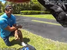 Policajti zverejnili šokujúce prvé zábery z bodycam, na ktorých je Tiger Woods zatknutý po pod vplyvom alkoholu Tiger Woods kľačí na kraji cesty po tom, ako sa jeho SUV odvalil na štvrtú ulicu na ostrove Jupiter