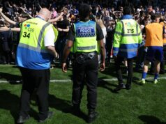 Polícia si je „vedomá“ videa, ktoré ukazuje hráča z Yorku, ako bije fanúšika Polícia v Rochdale vs York