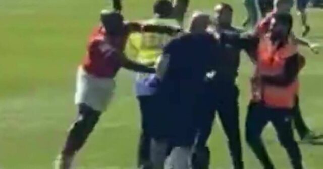 Polícia vydala vyhlásenie, keď hráč York City udrel fanúšika počas invázie na ihrisko | Futbal | Šport
