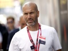 Pomenovaný: Klub Premier League, ktorý „silne prenasledoval Zinedina Zidana“, aby sa stal ich manažérom – keďže „dosiahol úplnú dohodu, že sa stane šéfom Francúzska“ Zinedine Zidane chcel Chelsea v minulosti, aby sa stal jej manažérom, tvrdí AS