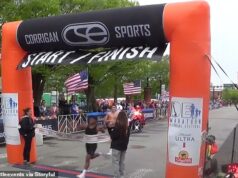 Ponižujúci moment bežca oslavuje víťazstvo v maratóne… len aby ho súper v brutálnom finiše zrazil na čiare Joshua Jackson v nedeľu dotiahol Carsona Mella k víťazstvu na maratóne v Delaware 2026