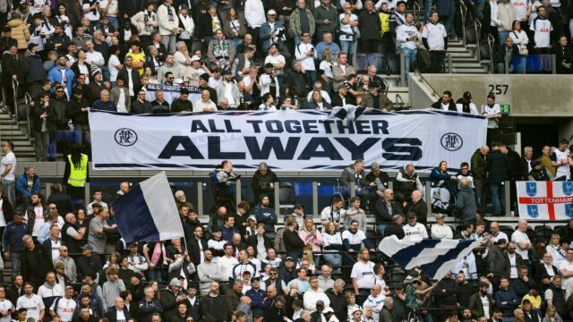 Osvaldo Ardiles, Glenn Hoddle, Cliff Jones a Mark Falco pred barážou Tottenhamu o FA Cup proti Aston Ville