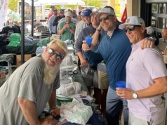 Popoludnie s Johnom Dalym – a jeho púť Masters za 20 000 $ za HODINU: Žiadne húkačky, žiadny problém, pretože veľký golfista, ktorý prežil, udržiava svoju vlastnú augustovú tradíciu pri živote Golfová legenda John Daly zorganizoval stretnutie s fanúšikmi v Top Dawg Tavern pred Masters