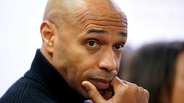 Thierry Henry sa pozerá 