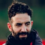 Hlavný tréner Ruben Amorim z Manchestru United v akcii počas tréningu prvého tímu na Carrington Training Ground