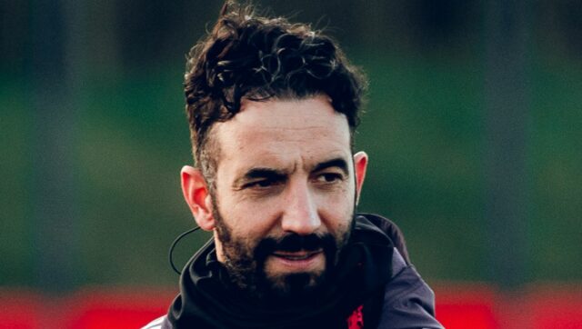 Hlavný tréner Ruben Amorim z Manchestru United v akcii počas tréningu prvého tímu na Carrington Training Ground