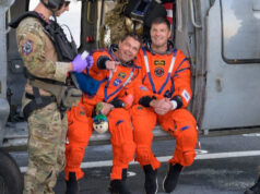 Posádka Artemis II videná na záchrannej lodi po návrate misie na Mesiac | priestor Posádka Artemis II videná na záchrannej lodi po návrate misie na Mesiac | priestor