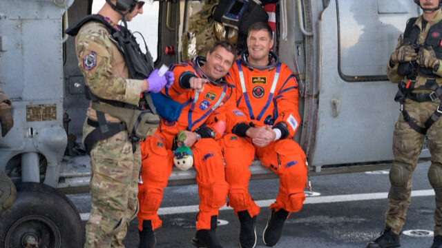 Posádka Artemis II videná na záchrannej lodi po návrate misie na Mesiac | priestor
