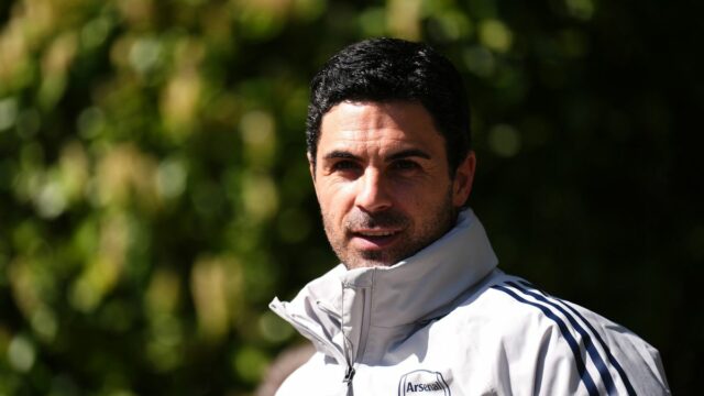 Tréner Arsenalu Mikel Arteta počas tréningu.