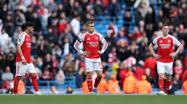 Leandro Trossard z Arsenalu vyzerá skľúčene po prehre v zápase Premier League medzi Manchestrom City a Arsenalom