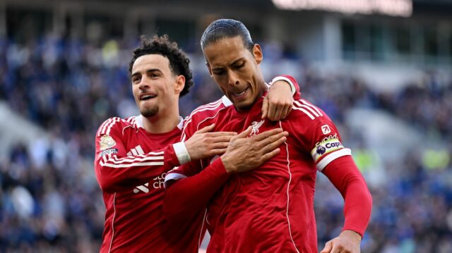 Virgil van Dijk z Liverpoolu oslavuje druhý gól svojho tímu proti Evertonu s Curtisom Jonesom