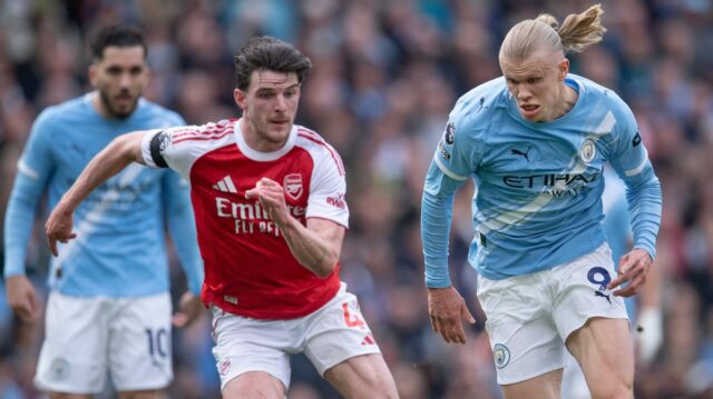 Erling Haaland z Manchestru City a Declan Rice z Arsenalu v akcii