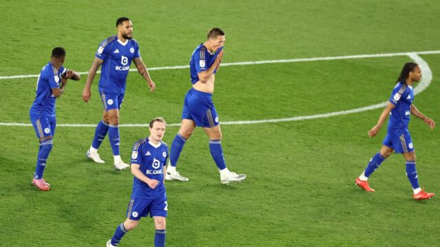 Hráči Leicestru City reagujú po inkasovanom góle