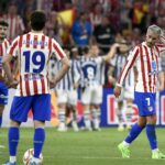 Antoine Griezmann z Atletica Madrid reaguje z hráčskej lavičky pred zápasom LaLiga EA Sports medzi Atleticom de Madrid a Levante UD v Riyadh Air Metropolitano.
