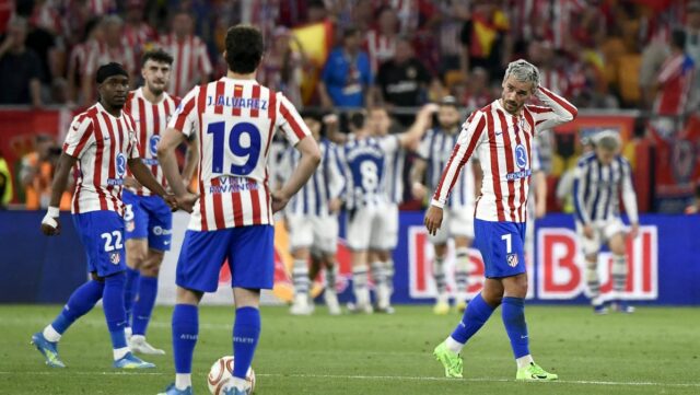 Antoine Griezmann z Atletica Madrid reaguje z hráčskej lavičky pred zápasom LaLiga EA Sports medzi Atleticom de Madrid a Levante UD v Riyadh Air Metropolitano.