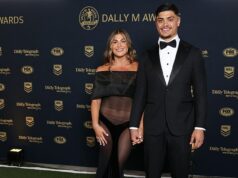 Povedala ÁNO! Footy power pár oznamuje zasnúbenie v prístave Sydney Talau a Sergis (na snímke na odovzdávaní cien Dally M Awards 2025) zablahoželali ich blízki