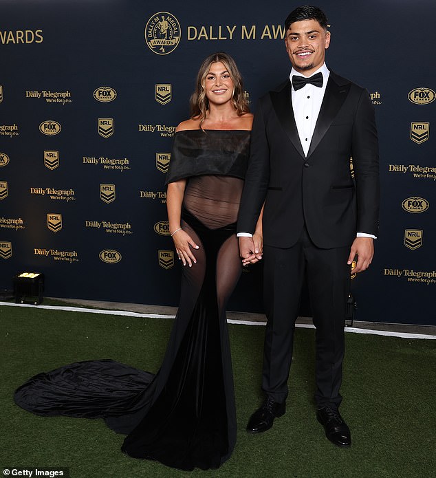 Povedala ÁNO! Footy power pár oznamuje zasnúbenie v prístave Sydney Talau a Sergis (na snímke na odovzdávaní cien Dally M Awards 2025) zablahoželali ich blízki